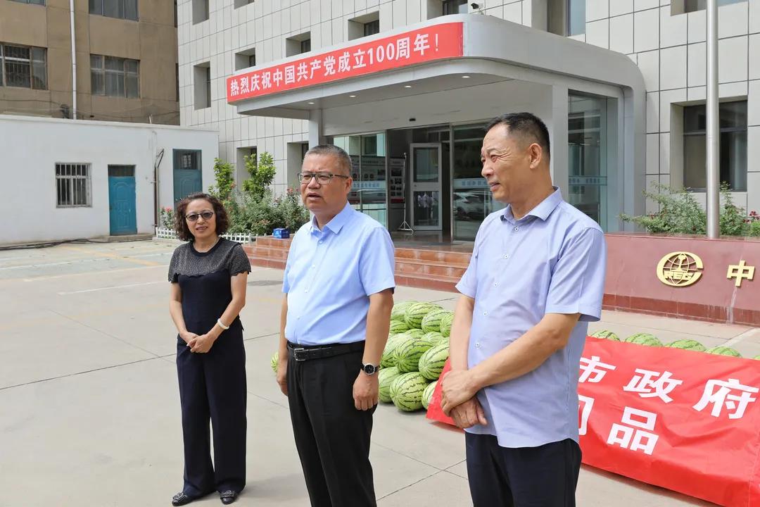 銀川市副市長雍輝一行到銀川中鐵水務(wù)進(jìn)行慰問