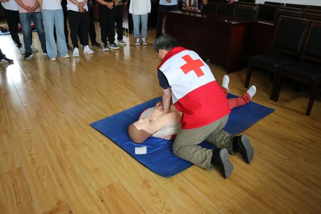 銀川中鐵水務(wù)工會組織開展“關(guān)愛生命 科學(xué)急救”職工應(yīng)急救護培訓(xùn)